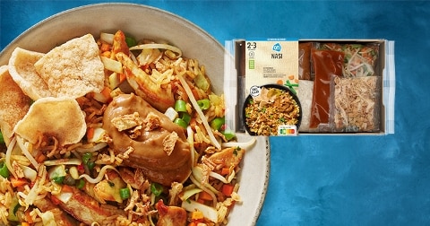 Maaltijdpakket AH nasi met afbeelding van de bereide nasi met groenten, kroepoek en satésaus op een bord
