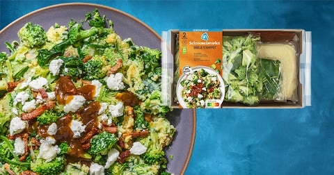 Snelle stamppot met broccoli, spinazie, geitenkaas en spekjes op een bord, naast een AH Seizoensfavoriet maaltijdpakket met ingrediënten.