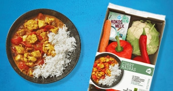 Curry Madras maaltijdpakket van Albert Heijn met kokosmelk, wortel, paprika, bloemkool, rode peper en rijst.