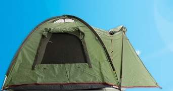 Groene tent tegen een blauwe hemel