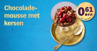 Chocolademousse met kersen in een glas, geserveerd op een gouden schoteltje met een lepel, dit gerecht kost 61 cent per persoon op basis van 4 personen