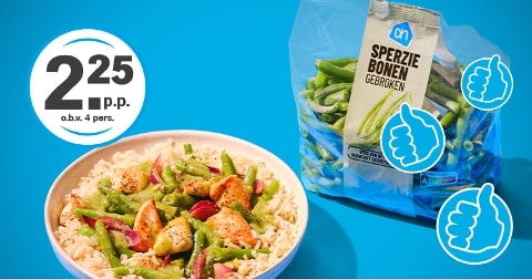 Een pak Albert Heijn sperziebonen gebroken naast een bord met rijst, kip en sperziebonen, met een prijsindicatie van €2,25 per persoon voor 4 personen.