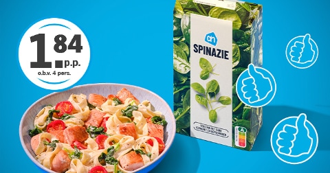 Schaal met pasta, zalm en groenten naast een verpakking AH spinazie, met prijsindicatie van €1,84 per persoon en duimpjes als keurteken op blauwe achtergrond.