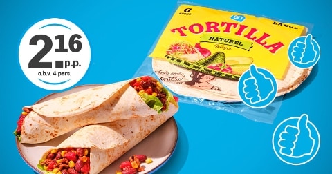 Twee gevulde tortilla wraps op een bord, naast een verpakking AH Tortilla Naturel, met een prijslabel van €2,16 per persoon en meerdere duim omhoog iconen op een blauwe achtergrond.