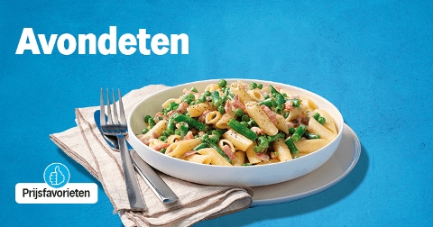 Pasta met erwtjes, sperziebonen en ham op een wit bord, geserveerd met bestek en servet, met de tekst 'Avondeten' en het label 'Prijsfavorieten' op een blauwe achtergrond