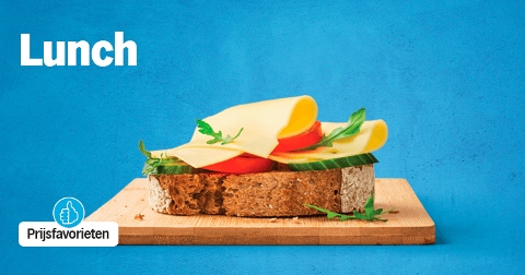 Volkoren boterham met kaas, tomaat, komkommer en rucola op een snijplank tegen een blauwe achtergrond, met de tekst 'Lunch' en het Prijsfavorieten-logo van Albert Heijn.