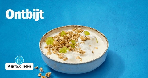 Kom yoghurt met muesli en druiven op blauwe achtergrond, met tekst 'Ontbijt' en Prijsfavorieten-logo