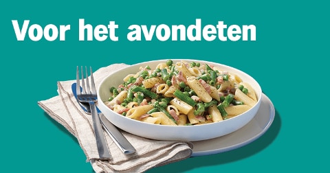 Pastasalade met groenten en spekjes op een bord, met het bijschrift "Voor het avondeten".