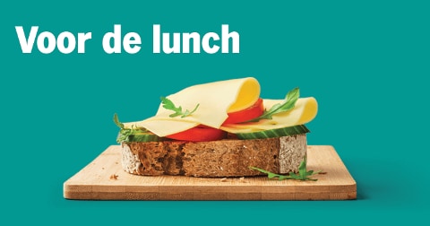 Bruin broodje met kaas, tomaat en komkommer op een houten plank, met tekst "Voor de lunch".