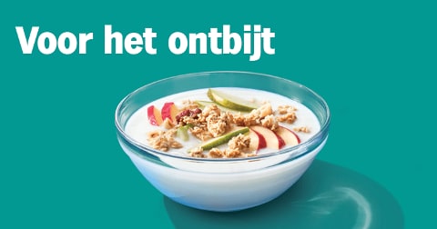 Kom ontbijten met een gezonde kom yoghurt met muesli en fruit.