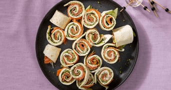 Zalmrolletjes met sla en roomkaas in een wrap.