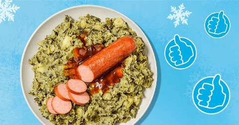 Boerenkoolstamppot met rookworst en jus op een bord, met blauwe achtergrond en duim omhoog iconen en sneeuwvlokken.