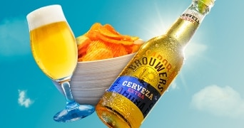 Bier van Brouwers en een glas bier, geserveerd naast een kom chips onder een blauwe hemel.