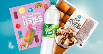 Assortiment van Albert Heijn producten, inclusief regenboog waterijsjes, lemon & lime frisdrank, mini worstenbroodjes en een roomijs met chocolade topping.