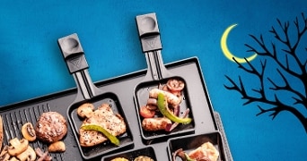 Een gourmetstel met pannen gevuld met vlees, champignons en groenten, tegen een blauwe achtergrond met een getekende boom en halve maan.