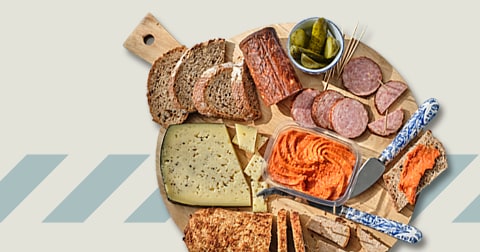 Borrelplank met kaas, brood, zalmspread, worst en augurken