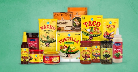 Assortiment Mexicaanse producten van Albert Heijn, inclusief nacho chips, tortilla wraps, taco shells, taco kruidenmix, salsa, chipotle saus, jalapeño schijfjes en La Morena tostada en burrito wraps