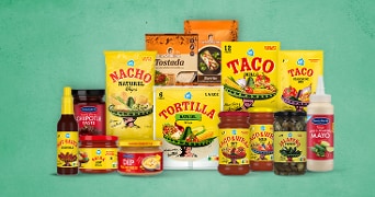 Assortiment Mexicaanse producten van Albert Heijn, inclusief nacho chips, tortilla wraps, taco shells, taco kruidenmix, salsa, chipotle saus, jalapeño schijfjes en La Morena tostada en burrito wraps