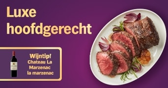 Luxe hoofdgerecht op een wit bord met gebakken vlees, geserveerd met een wijntip van Chateau la Marzenac la marzenac, op een paarse achtergrond