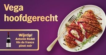 Vegetarisch hoofdgerecht op een wit bord met verse kruiden, geserveerd met een wijntip van Antonin Rodet Vin de France pinot noir, op een paarse achtergrond
