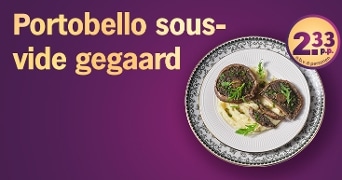 Portobello sous-vide gegaard op een wit bord, geserveerd met een saus en rucola, met tekst en prijsaanbieding op een paarse achtergrond