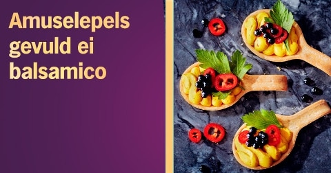 Drie amuselepel gevuld met ei en balsamico, gegarneerd met plakjes rode peper en peterselie, gepresenteerd op een donkere ondergrond. Links staat de tekst: 'Amuselepel gevuld ei balsamico'.