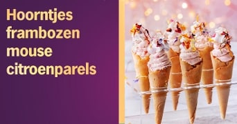 Hoorntjes gevuld met frambozenmousse en citroenparels, gepresenteerd op een standaard, naast paarse tekst die het dessert beschrijft