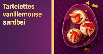 Drie tartelettes met vanillemousse en aardbei op een paarse schaal, versierd met gouden sterretjes