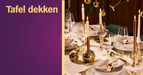 Feestelijk gedekte tafel met gouden accenten, kaarsen en wijnglazen, met links de tekst 'Tafel dekken'.