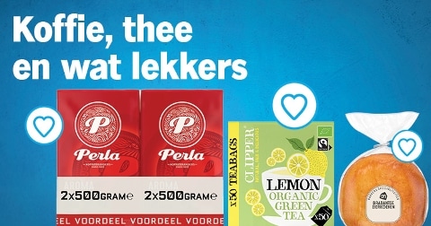 Producten van Perla koffie, Clipper biologische groene thee met citroen, en een Brabantse eierkoek tegen een blauwe achtergrond met de tekst "Koffie, thee en wat lekkers".