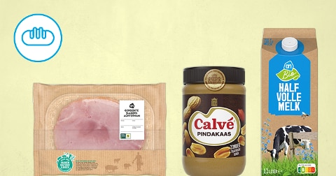Pakje AH gerookte achterham, pot Calvé pindakaas en pak AH Biologisch halfvolle melk naast elkaar