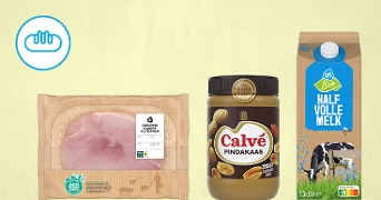 Pakje AH gerookte achterham, pot Calvé pindakaas en pak AH Biologisch halfvolle melk naast elkaar