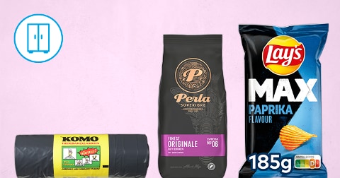 Drie producten op een rij: KOMO trekbandzakken, Perla Superiore koffiebonen en Lay's Max Paprika chips 185g op een roze achtergrond