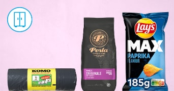 Drie producten op een rij: KOMO trekbandzakken, Perla Superiore koffiebonen en Lay's Max Paprika chips 185g op een roze achtergrond