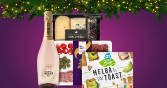Feestelijke borrelselectie met Solatio Prosecco rosé, kaasplateau, vleeswaren, gevulde snackgroenten en AH Biologisch Melba Toast op een paarse achtergrond met kerstverlichting