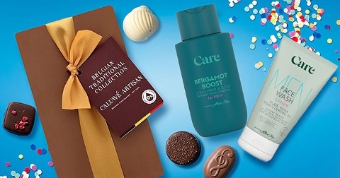 Geschenkset met Caluvé Artisan Belgische pralines, Care Bergamot Boost 2-in-1 haar- en bodywash voor mannen en Care MEN face wash, op een blauwe achtergrond met confetti.