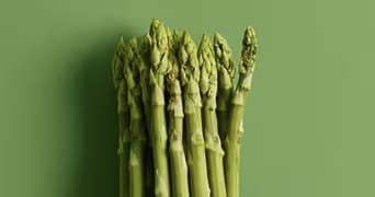 Groene asperges tegen een groene achtergrond