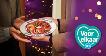 Twee mensen delen een bord met de tekst "Bordje voor elkaar" en een kleurrijk gerecht, met het Albert Heijn "Voor Elkaar" logo op de achtergrond.
