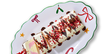 Ijstaart op bord met kerstversiering