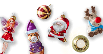 Kerstdecoraties waaronder een fee, kerstbal, hamster in kersttrui, kerstman, rendier en een brandend waxinelichtje op zwarte achtergrond