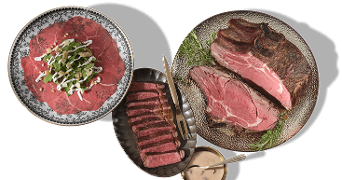 Drie borden met verschillende rundvleesgerechten: carpaccio met rucola en dressing, gegrilde entrecote in plakken en een groot stuk gebraden rundvlees met saus.