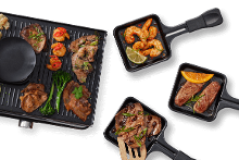 Elektrische grill en kleine pannetjes gevuld met gegrilde garnalen, stukjes vlees, groenten en kruiden, klaar voor gourmetten