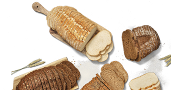 Assortiment van gesneden wit- en bruinbrood op houten planken.