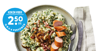 Andijviestamppot met gebakken uitjes, spekjes en rookworst op een bord, met bestek en een sticker met kookprijs per persoon