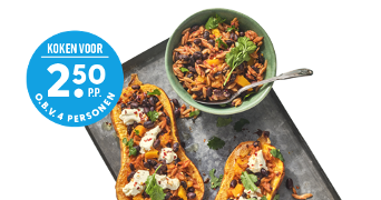 Gevulde flespompoen met zwarte bonen, rijst en koriander, geserveerd op een bakplaat met prijslabel 'Koken voor 2,50 per persoon op basis van 4 personen'