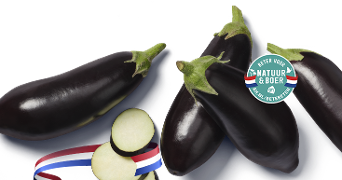 Verse aubergines met een Nederlands vlaggetje en Beter Voor Natuur & Boer keurmerk