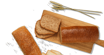 Volkorenbrood op een houten plank met enkele sneetjes en tarwe aren op de achtergrond