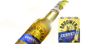 Fles en verpakking van Brouwers Cerveza Extra bier met limoen.