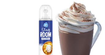 Fles AH slagroom naast een glas warme chocolademelk met slagroom en cacaopoeder