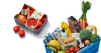 Mand met boodschappen van Albert Heijn, waaronder verse groenten zoals broccoli, wortels en tomaten, fruit, ontbijtproducten, sap en een tomatensoepbox.